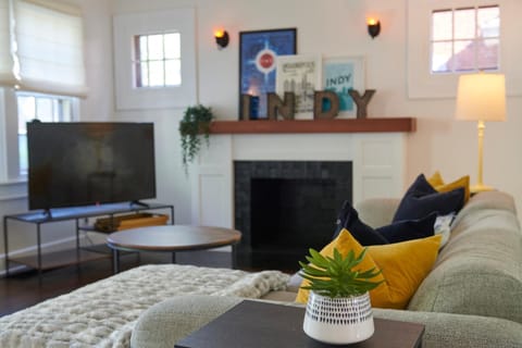 Communal lounge/ TV room, TV and multimedia, Living room, Seating area, Evening entertainment