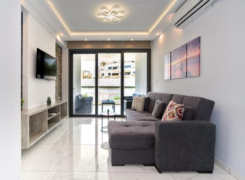 Communal lounge/ TV room, TV and multimedia, Living room, Seating area, Evening entertainment