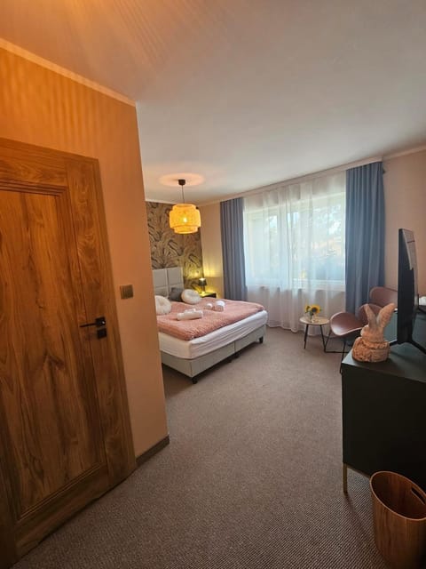 Bed, TV and multimedia, Living room, Photo of the whole room, Seating area