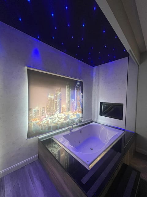 Communal lounge/ TV room, Hot Tub, TV and multimedia, Living room, Bath, heating, internet, soundproof, air conditioner