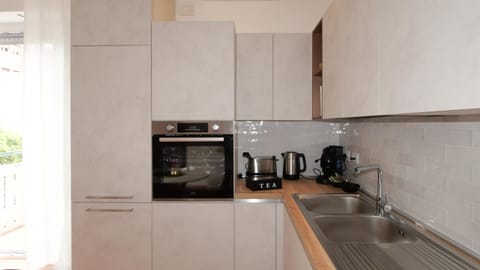 Coffee/tea facilities, Kitchen or kitchenette, dishwasher, stove