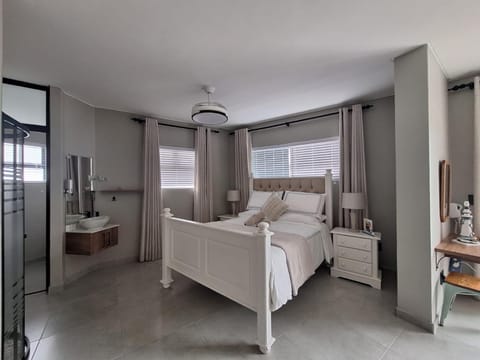 Calypso Sunset Guest House Bed and Breakfast in Western Cape