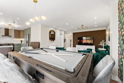 Billiard, Table tennis, Kitchen or kitchenette, Living room, Photo of the whole room, Seating area