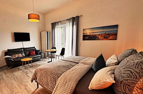 Bed, TV and multimedia, Photo of the whole room, Seating area