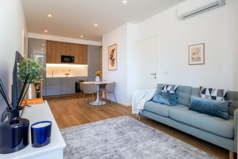 TV and multimedia, Kitchen or kitchenette, Living room, Dining area, air conditioner