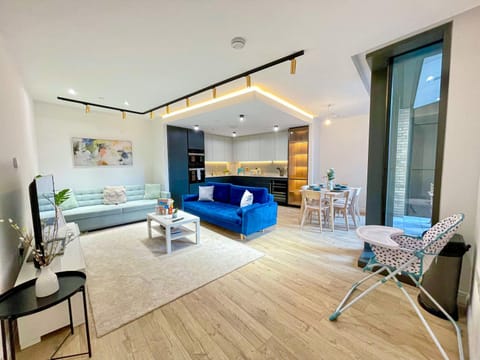 TV and multimedia, Balcony/Terrace, Living room, Photo of the whole room, Decorative detail, Seating area, Dining area, internet, kitchen