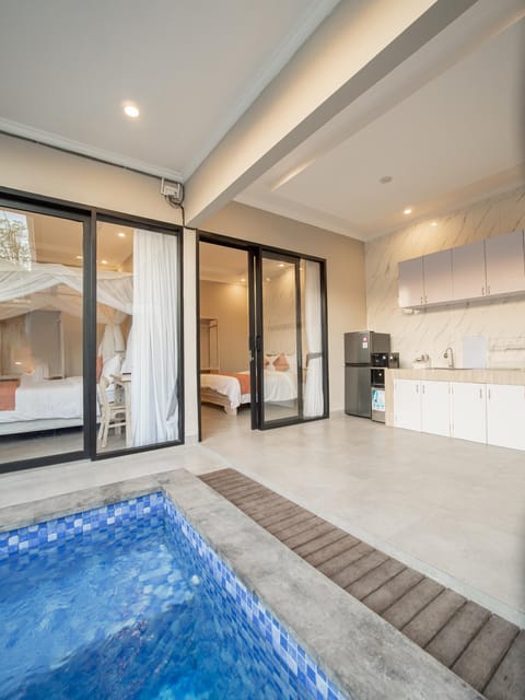 Kitchen or kitchenette, Pool view, Swimming pool