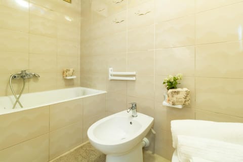 Shower, Toilet, Bathroom, Bath, towels