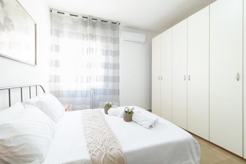 Bed, Photo of the whole room, Bedroom, towels, wardrobe