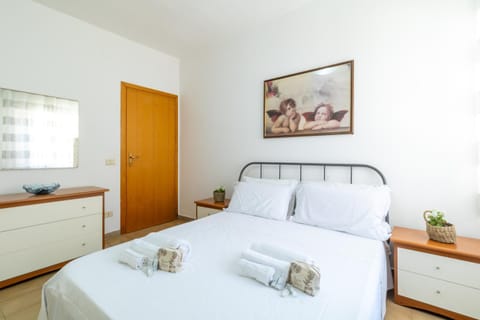 Bed, Photo of the whole room, Bedroom, towels, wardrobe