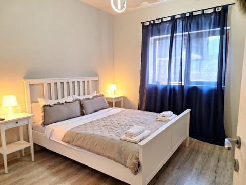 Bed, Bedroom, Mountain view, River view, internet, towels, wardrobe