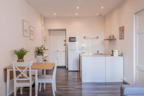 Coffee/tea facilities, Kitchen or kitchenette, Dining area, oven