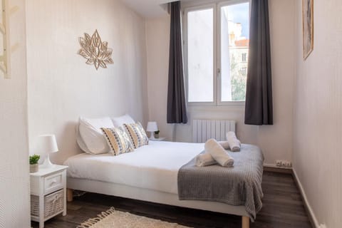 Property building, Bed, Photo of the whole room, Bedroom, towels