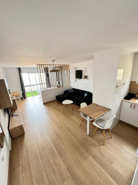 Bed, Living room, Photo of the whole room, Seating area, Bedroom