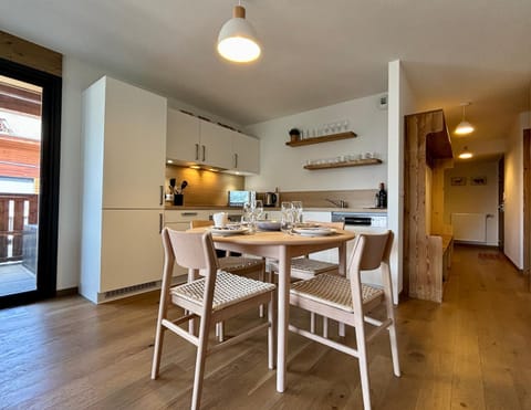 Seating area, Dining area, kitchen