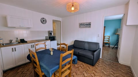 Kitchen or kitchenette, Living room, Seating area, Dining area