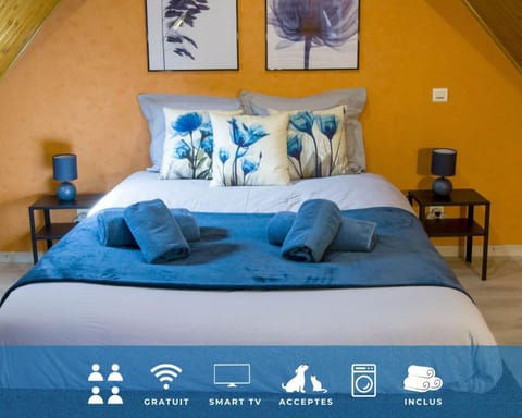 Bed, Photo of the whole room, Bedroom, towels