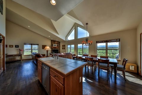 Mountain Bliss 3 BR Retreat With Views and Hot Tub House in Tabernash