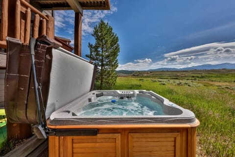 Mountain Bliss 3 BR Retreat With Views and Hot Tub House in Tabernash