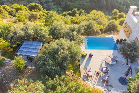 Property building, Garden, Seating area, Garden view, Mountain view, Pool view, Swimming pool, sunbed