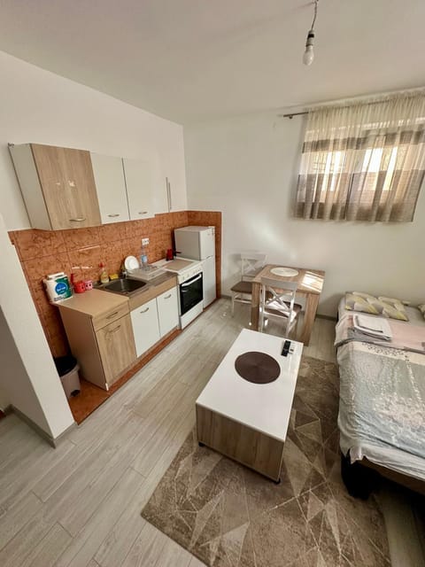 Bed, Kitchen or kitchenette, Dining area, Bedroom, oven, stove