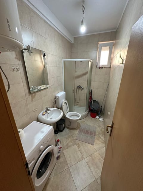 Shower, Toilet, Bathroom, towels, washing machine