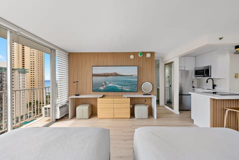 Bed, TV and multimedia, Kitchen or kitchenette, Photo of the whole room, City view, Sea view