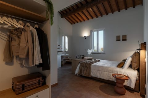 Bed, TV and multimedia, Coffee/tea facilities, Photo of the whole room, Bedroom, minibar, safe, wardrobe, air conditioner