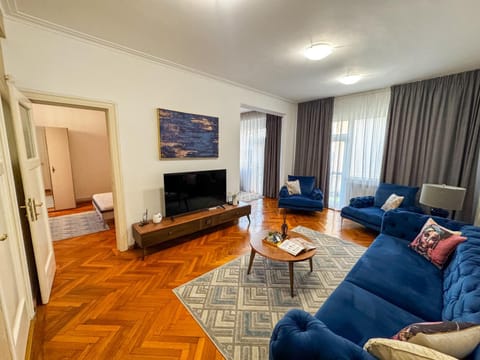 TV and multimedia, Living room, Seating area, Evening entertainment