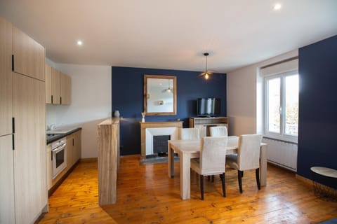 Kitchen or kitchenette, Living room, Seating area, Dining area, internet, oven, stove