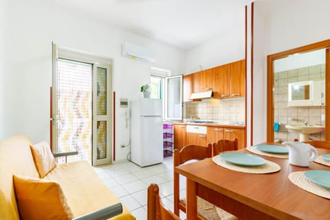 Kitchen or kitchenette, Dining area, stove, air conditioner