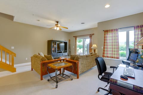 Less Than Half-Mi to Lake Townhome with Hot Tub in McHenry! House in McHenry