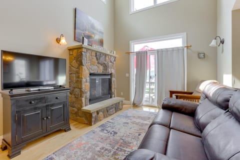 Less Than Half-Mi to Lake Townhome with Hot Tub in McHenry! House in McHenry