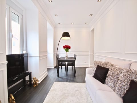 TV and multimedia, Living room, Seating area, Dining area