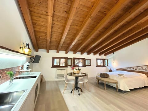 Bed, Living room, Photo of the whole room, Dining area