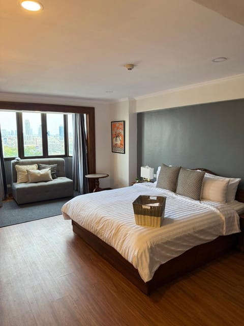 Bed, Seating area, Bedroom, towels