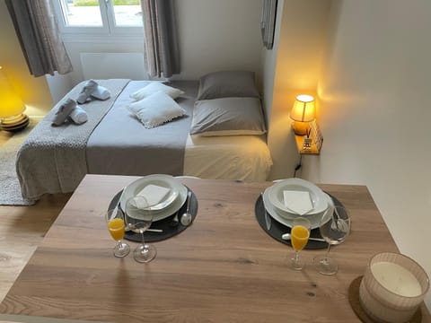 Bed, Living room, Photo of the whole room, Seating area, Dining area, Bedroom