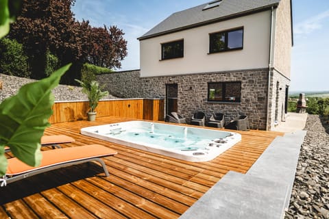 Patio, Natural landscape, Hot Tub, Spa and wellness centre/facilities