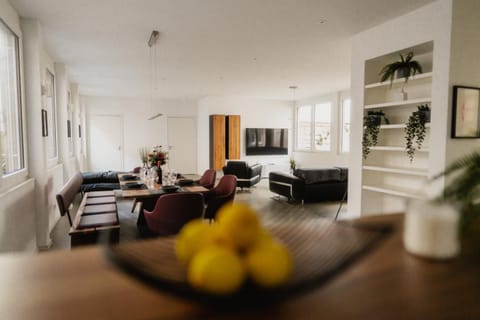 Kitchen or kitchenette, Living room, Seating area, Dining area