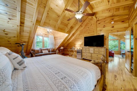 The Holiday Cabin at Lake Lure Cabin in Tennessee