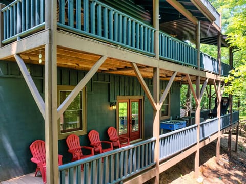 The Holiday Cabin at Lake Lure Cabin in Tennessee