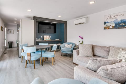 Lake View and Game Room on 3 half Acres, Near Marina House in Table Rock Lake