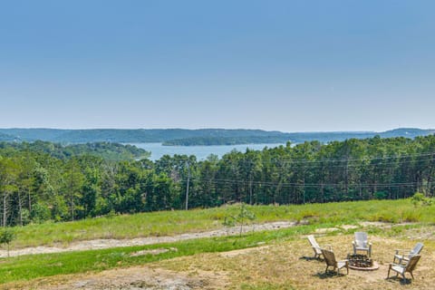 Lake View and Game Room on 3 half Acres, Near Marina House in Table Rock Lake