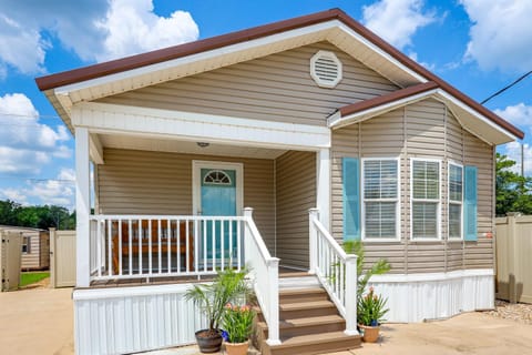 Resort Dock and Boat Ramp Home with Wolf Bay Access House in Alabama