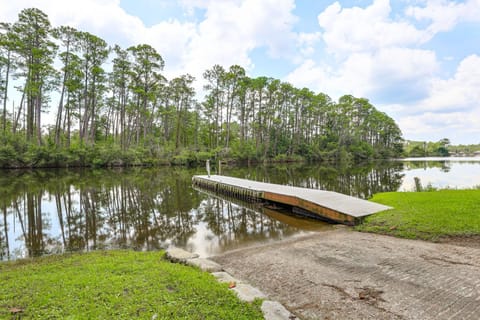 Resort Dock and Boat Ramp Home with Wolf Bay Access House in Alabama