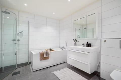 Shower, Toilet, Bathroom, Bath