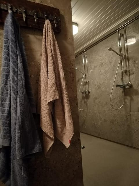 Shower, Bathroom, towels