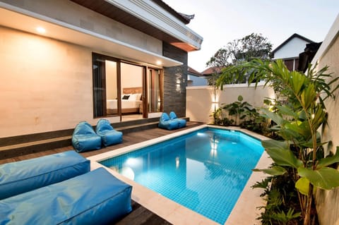 Patio, Swimming pool, sunbed