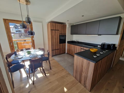 Coffee/tea facilities, Kitchen or kitchenette, Dining area, oven, stove