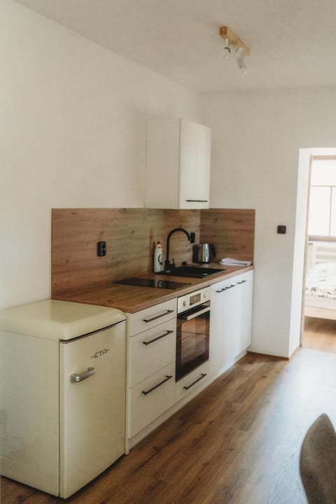 Coffee/tea facilities, Kitchen or kitchenette, oven, stove